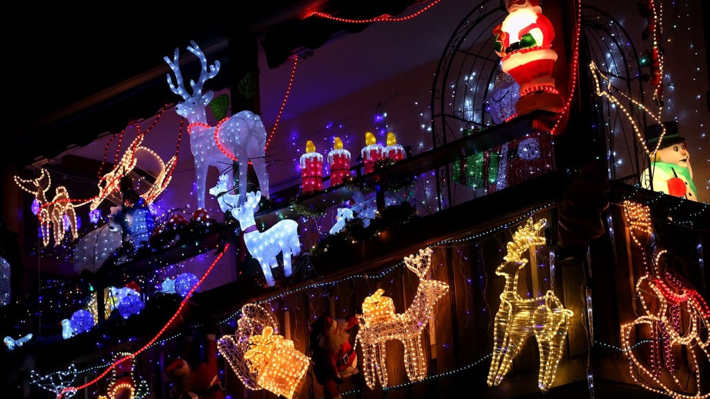 Dekorationen im Außenbereich müssen gut gesichert sein: Bei Schäden durch herumfliegende Gegenstände haften Mieter oder Eigentümer ohne entsprechende Versicherung.