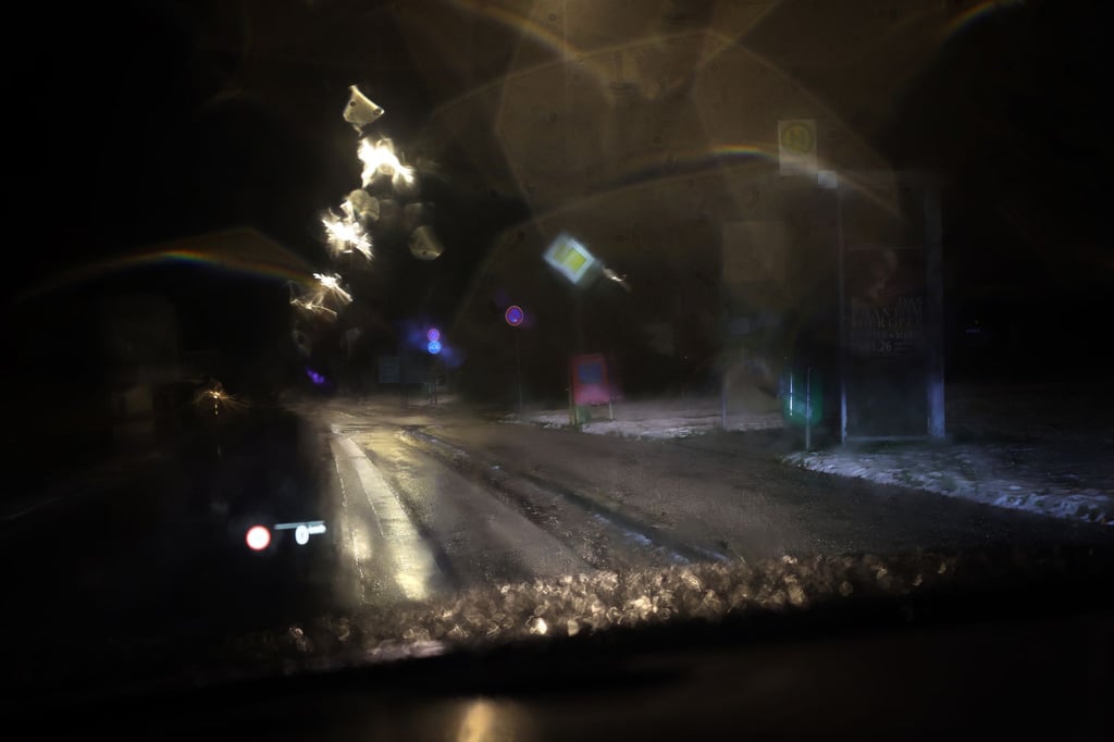 Regen auf kalten Boden verursacht der DWD-Vorhersage zufolge Glatteis im Südosten. (Archivbild)