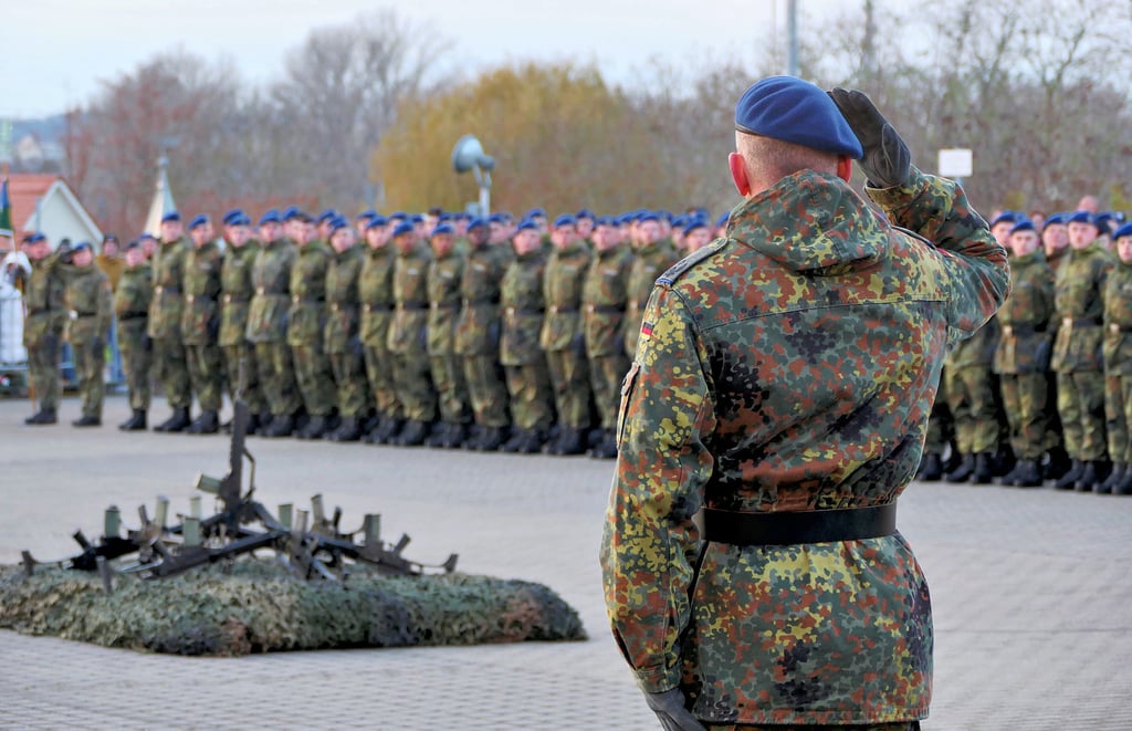 In Reih und Glied treten die 250 Rekruten der zwei Ausbildungskompanien auf dem Borlachplatz an. 