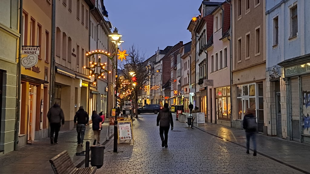 Die Jüdenstraße in Weißenfels ist Ende November bereits weihnachtlich geschmückt.