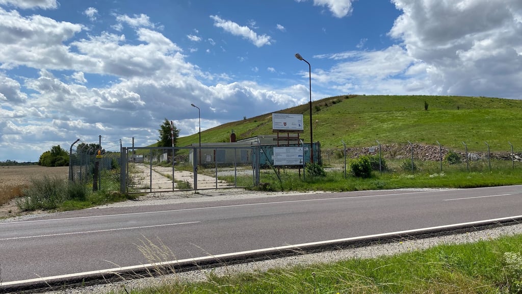 Ein Kommen und Gehen! Die rekultivierte Deponie Staßfurts – Projekt des Salzlandkreises, Symbol der Kreislaufwirtschaft.