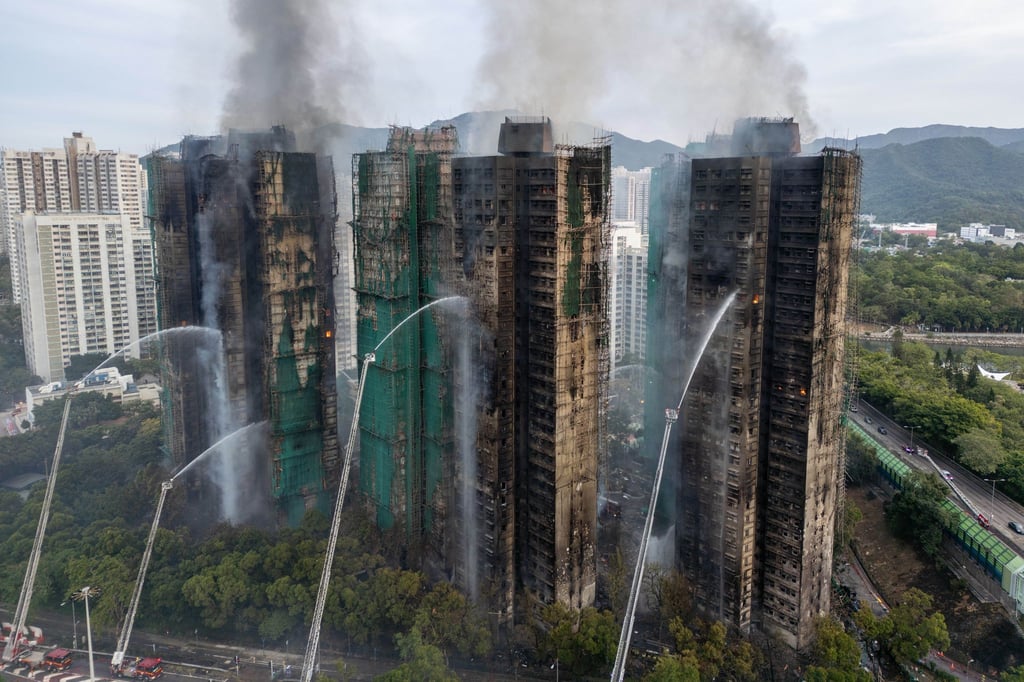 Auch fast 20 Stunden nach Ausbruch des Feuers kämpften die Einsatzkräfte noch gegen Flammen.