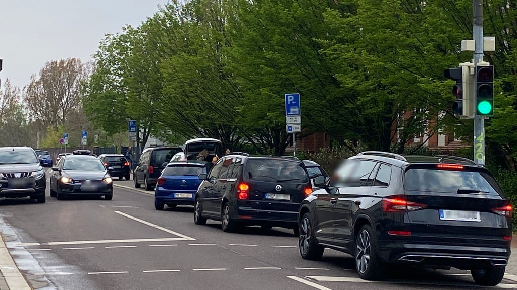 Auf der Nachtweide in Magdeburg wird es vor allem morgens eng, wenn Eltern ihre Kinder zu einer der drei Schulen bringen.
