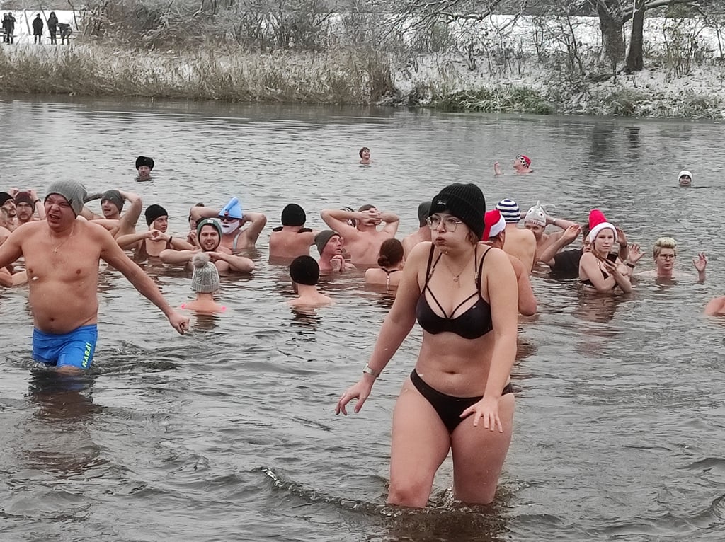 Muss man wollen: Eisbaden im Kühnauer See in Dessau.