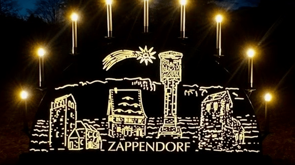 Maik Rose (l.) und Alexander Rühl halten stolz die kleine Version des Zappendorfer Schwibbogens in den Händen.