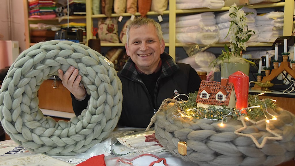 Mit Stolz zeigt Volker Eggers in seinem Geschäft in Calvörde seine neuesten Entdeckungen aus der Textilwelt: handgefertigte Wollkränze.
