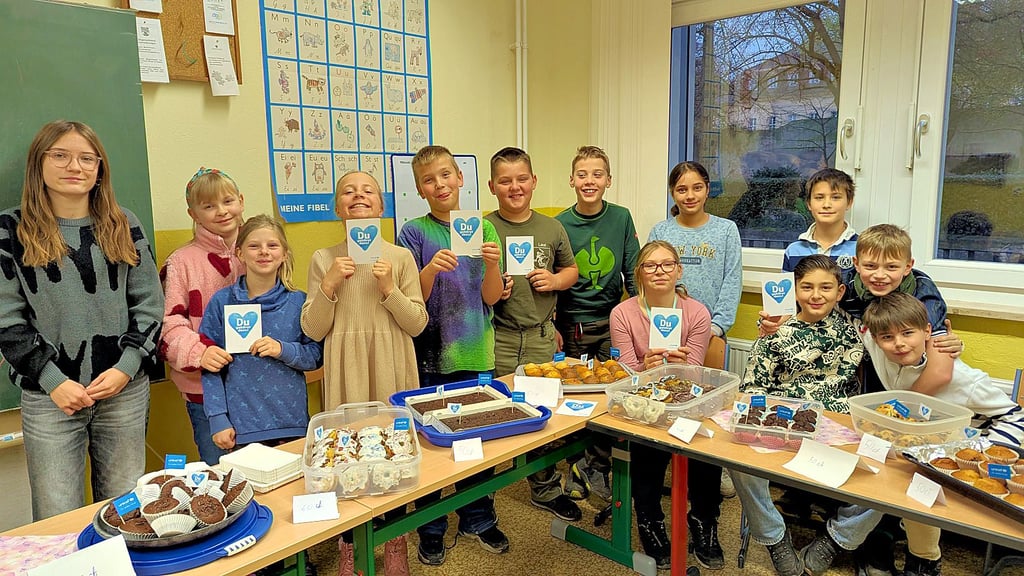 Die Kinder beim Kuchenbasar. 