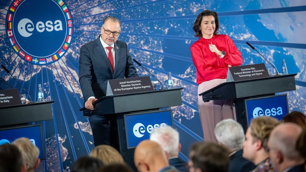 Esa-Chef Aschbacher präsentiert mit Ministerin Bär das Ergebnis der Konferenz.
