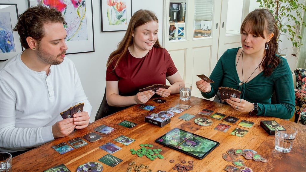 Bei Spiel „Boss Fighters QR“ trifft ein klassisches Kartendeckbauspiel auf eine App, die mittels QR-Codes auf den Karten auf die Entscheidungen am Tisch reagiert. Ziel ist es, als Team nacheinander verschiedene Monster zu besiegen.