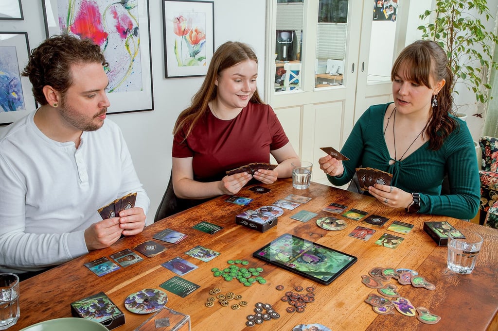 Bei Spiel „Boss Fighters QR“ trifft ein klassisches Kartendeckbauspiel auf eine App, die mittels QR-Codes auf den Karten auf die Entscheidungen am Tisch reagiert. Ziel ist es, als Team nacheinander verschiedene Monster zu besiegen.