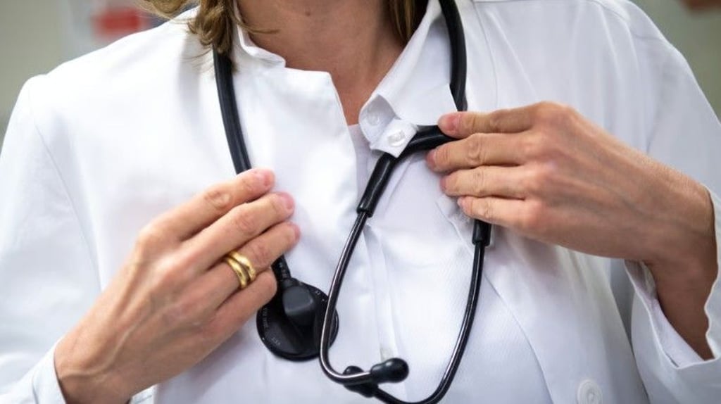 In den Kommentaren schildern zahlreiche Nutzer ihre Schwierigkeiten, einen Facharzttermin in Halle zu bekommen.