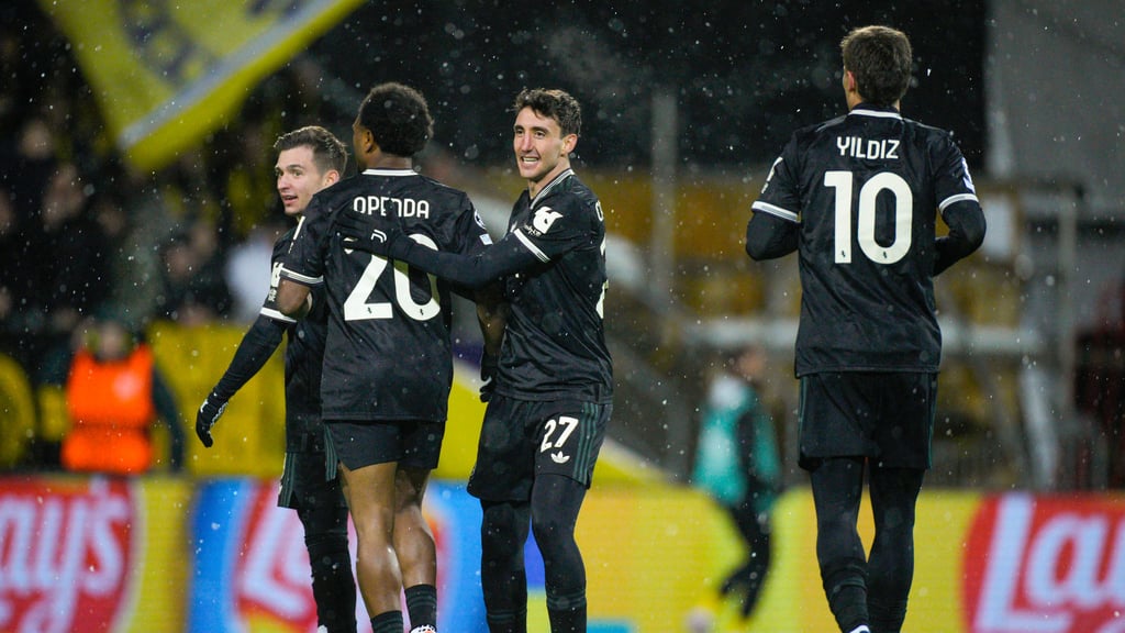 Lois Openda (2.v.l.) wird von seinen Mitspielern zu seinem Tor beglückwünscht.