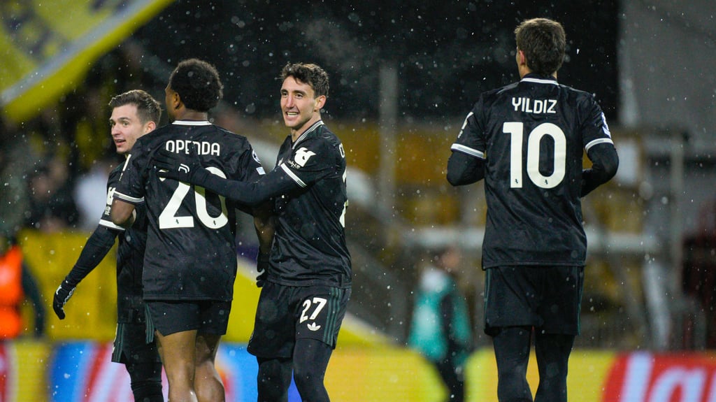 Lois Openda (2.v.l.) wird von seinen Mitspielern zu seinem Tor beglückwünscht.