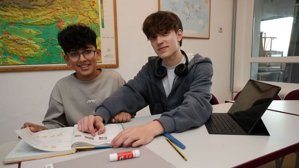 Johnny Ende (r.) gibt im Jugendzentrum Buratino in Sangerhausen unter anderem Nachhilfe in Mathematik. Hier lernt er mit Muhammad.