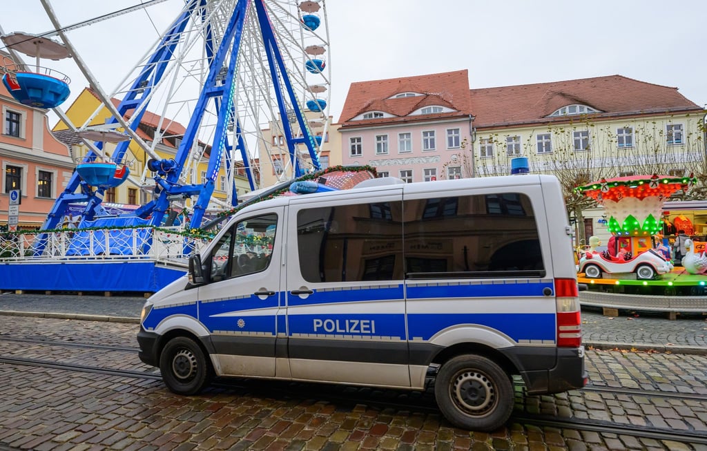 Nicht nur besinnlich: Auf dem Weihnachtsmarkt in Cottbus endet ein Streit um Grillfleisch mit einer handfesten Auseinandersetzung. (Archivbild)