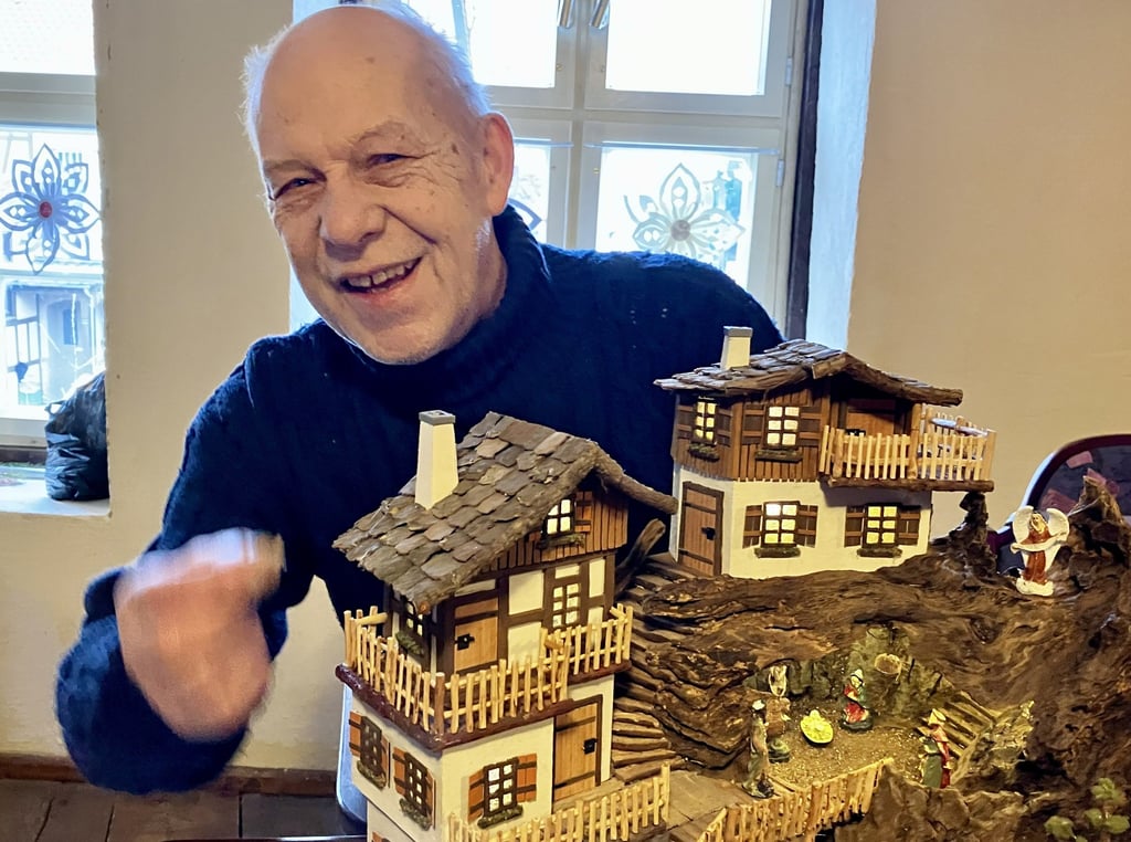 Hans-Hermann Fröde baut Weihnachtskrippen aus Naturmaterial. Die Dächer sind aus der Rinde von Platanen gemacht.