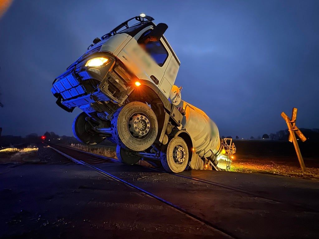 Die Bahnstrecke Buxtehude-Bremervörde ist nach dem Unfall kurzzeitig gesperrt gewesen.