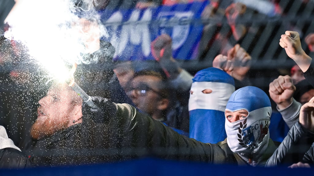 Fans vom 1. FC Magdeburg brennen Pyrotechnik beim DFB-Pokalspiel gegen den FV Illertissen ab.
