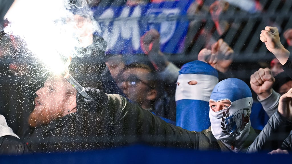 Fans vom 1. FC Magdeburg brennen Pyrotechnik beim DFB-Pokalspiel gegen den FV Illertissen ab.