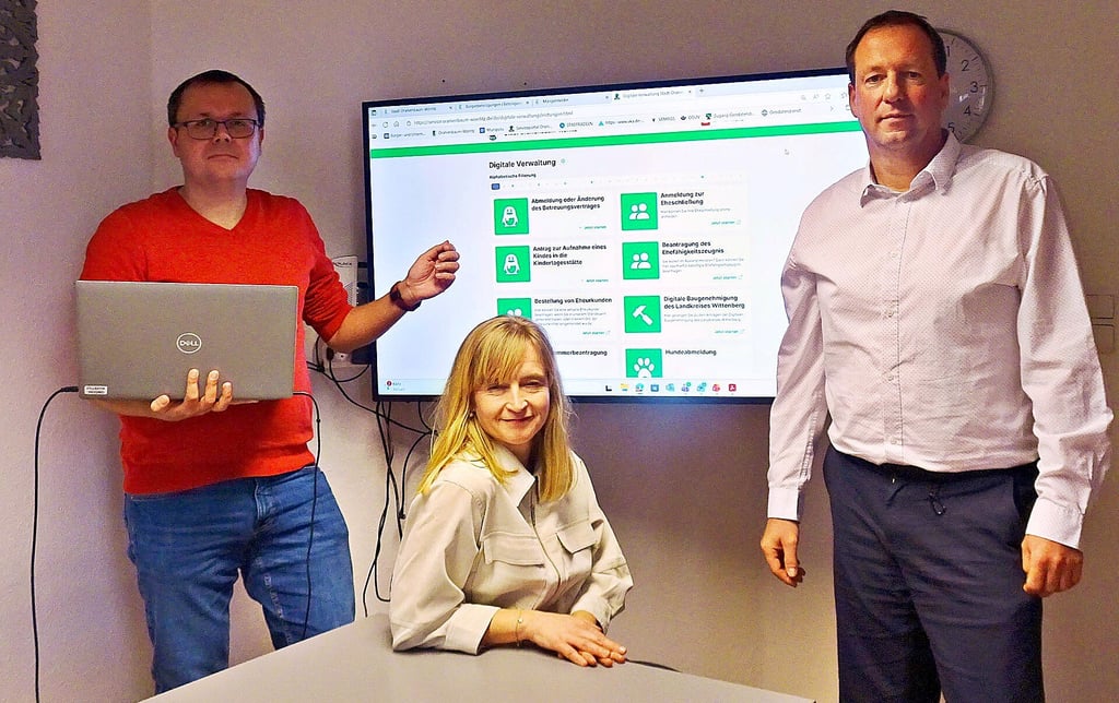 Digitalisierungsbeauftragter Ralf Torger, Susanne Müller vom Sitzungsdienst und Bürgermeister Maik Strömer sind stolz auf das bereits Erreichte und haben ehrgeizige Ziele. 