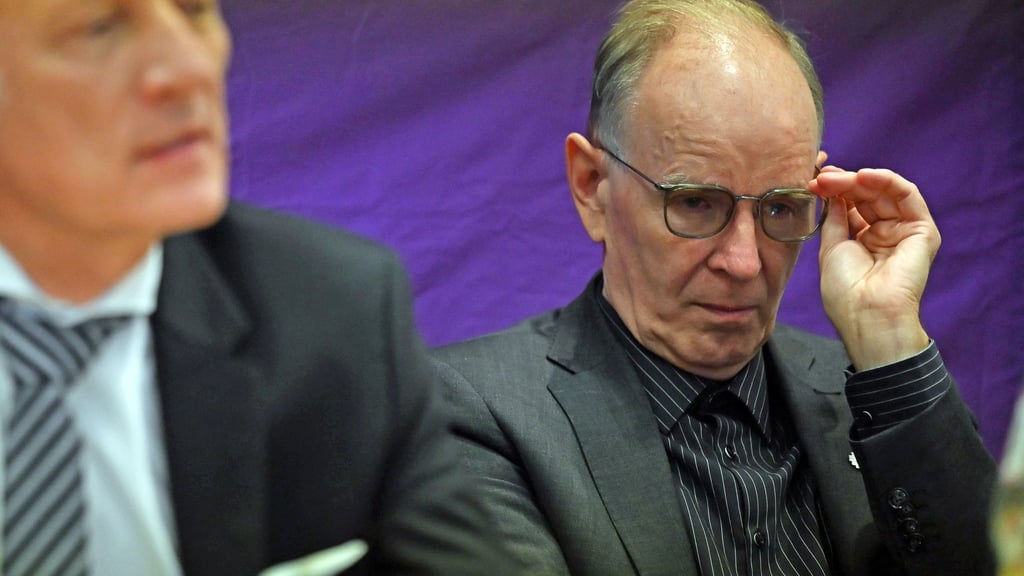 Besonders die Aufarbeitung sexualisierter Gewalt beschäftigt bei der Landessynode Präsident Matthias Kannengießer (links) und Landesbischof Ralf Meister (rechts) ‒ aber auch absehbare finanzielle Herausforderungen.