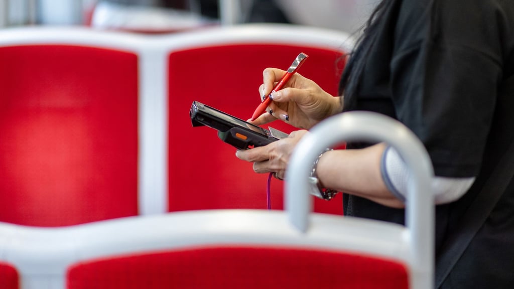 Kein Fahrschein bei der Kontrolle? Wird nachträglich belegt, dass ein gültiges Ticket vorhanden war, reduziert sich die Strafe erheblich.