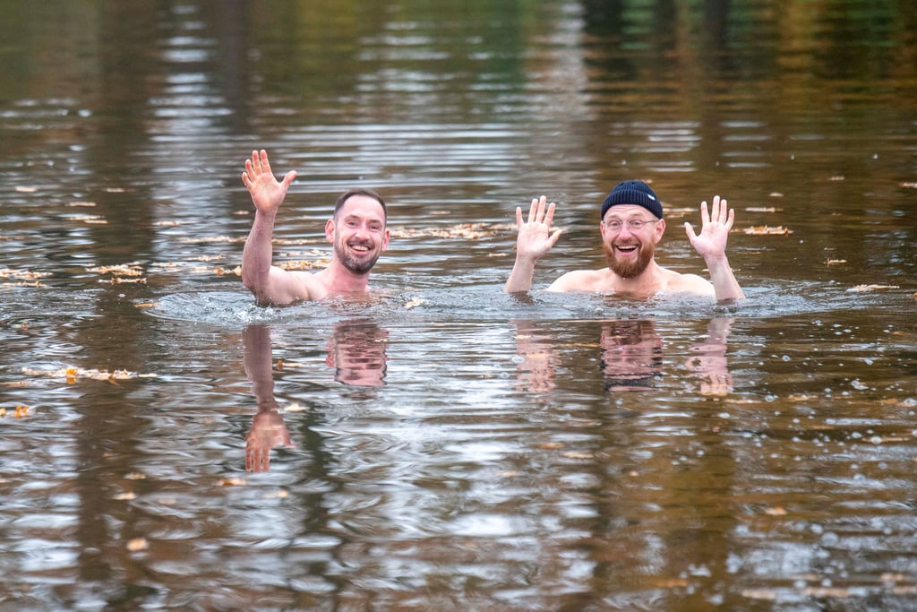 Die Eisbader Stephan Heese (links) und Christian Schmidt bitten zum „Frieren für den guten Zweck“.