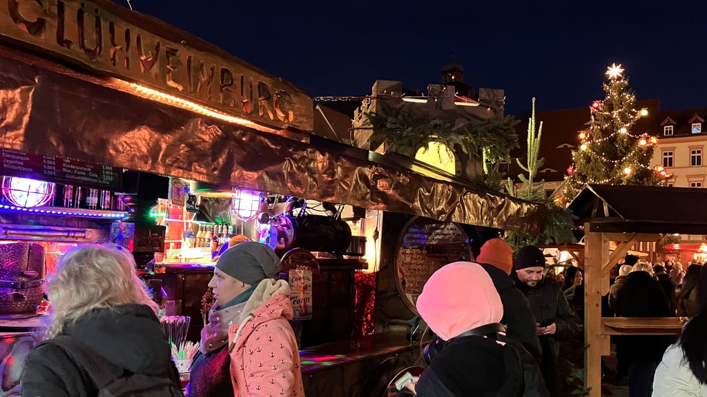 Der Weißenfelser Weihnachtsmarkt ist seit Donnerstag geöffnet. Schon am ersten Abend ist er gut besucht.
