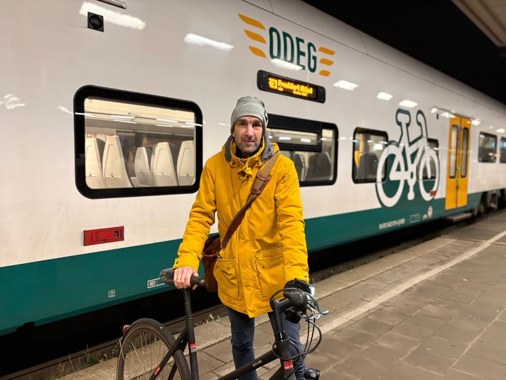 Gestrandet am Bahnhof Neustadt: Volksstimme-Redakteur Marco Papritz ist einer der vielen Berufspendler, die täglich vor Herausforderungen gestellt werden. Zum Beispiel durch den Regionalexpress 1.