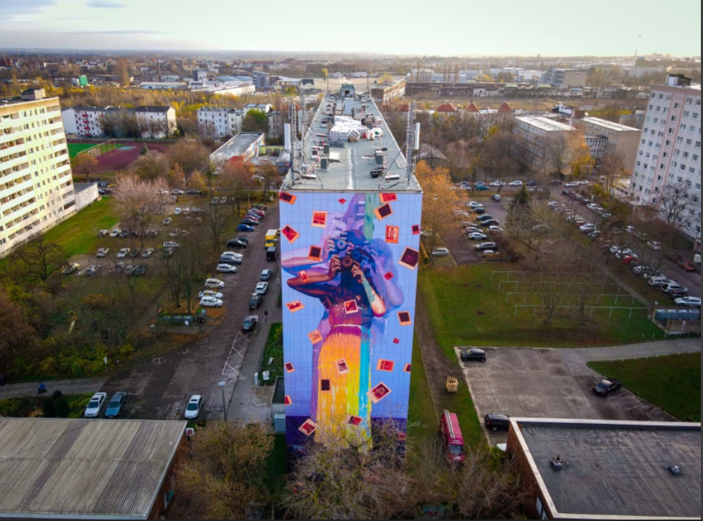 Neues Kunstwerk auf Magdeburger Fassade: International bekannter Künstler verewigt sich in Magdeburg. 