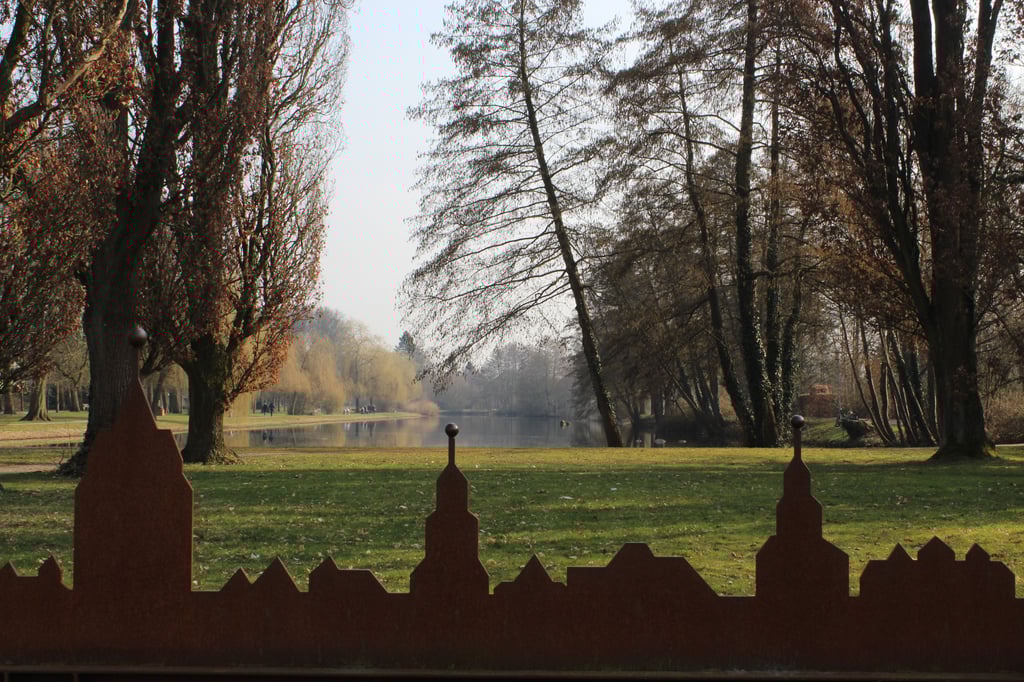 So wie hier am Gardelegener Stadtgraben soll es auch bald am Friedenseckteich in Kalbe aussiehen, dann aber natürlich mit der Silhouette der Milde-Stadt.