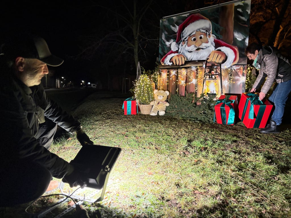 Marcel Bösener vom Heimatverein Niegripp richtet einen Strahler ein, damit das neue Weihnachtsensemble an der Kreuzkirche hergerichtet werden kann.