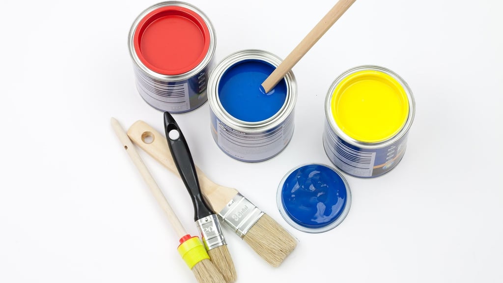 Kostengünstige Alternative zur Fliesensanierung: Spezielle Fliesenlacke ermöglichen es, alte Fliesen zu überstreichen und sparen dabei Zeit, Aufwand und Kosten.