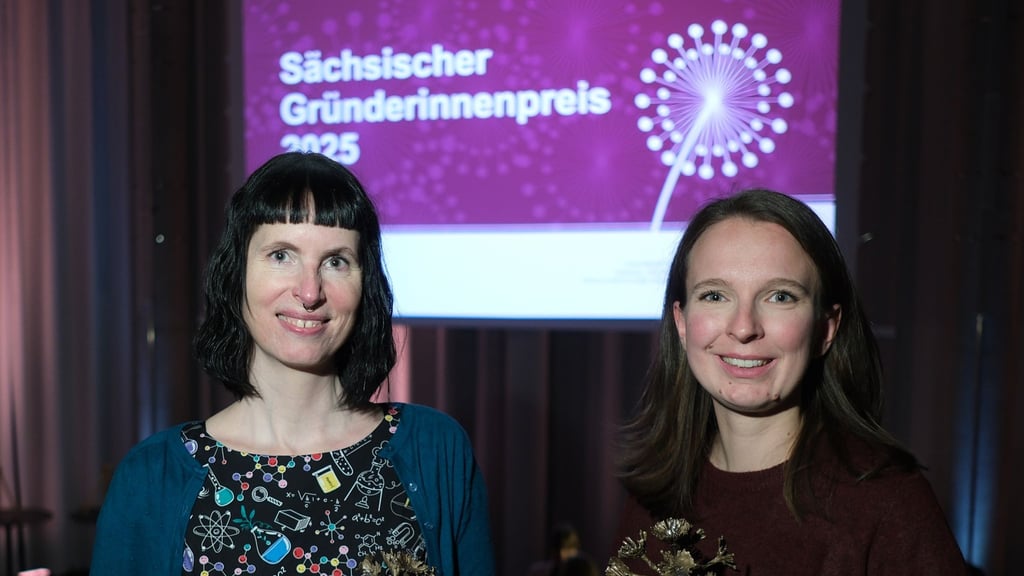 Die Unternehmerinnen Babett Baraniec (l) und Elisa Röhr wurden mit dem Sächsischen Gründerinnenpreis ausgezeichnet.
