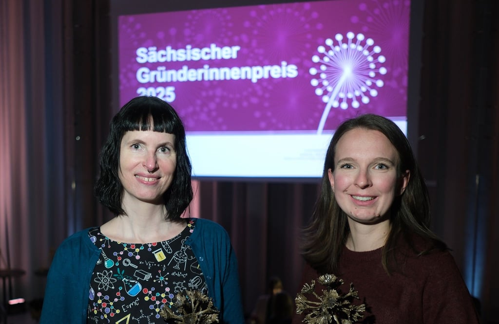 Die Unternehmerinnen Babett Baraniec (l) und Elisa Röhr wurden mit dem Sächsischen Gründerinnenpreis ausgezeichnet.