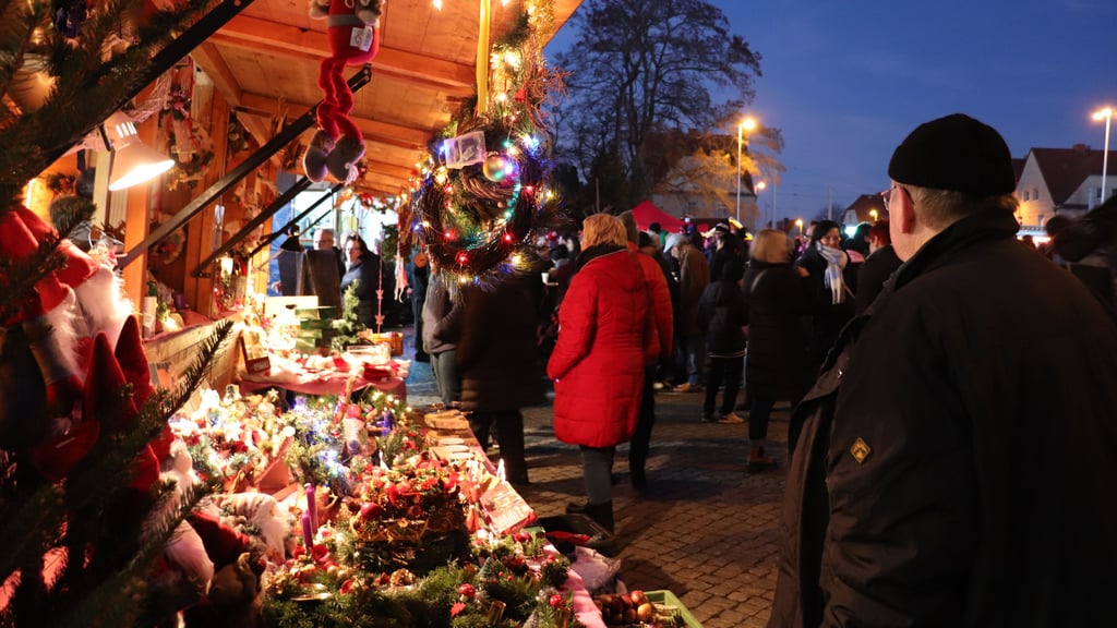 Am ersten Adventswochenende 2025 eröffnen im südlichen Saalekreis wieder zahlreiche Weihnachtsmärkte, etwa in Merseburg, Querfurt oder Leuna - wie hier im Jahr 2024.