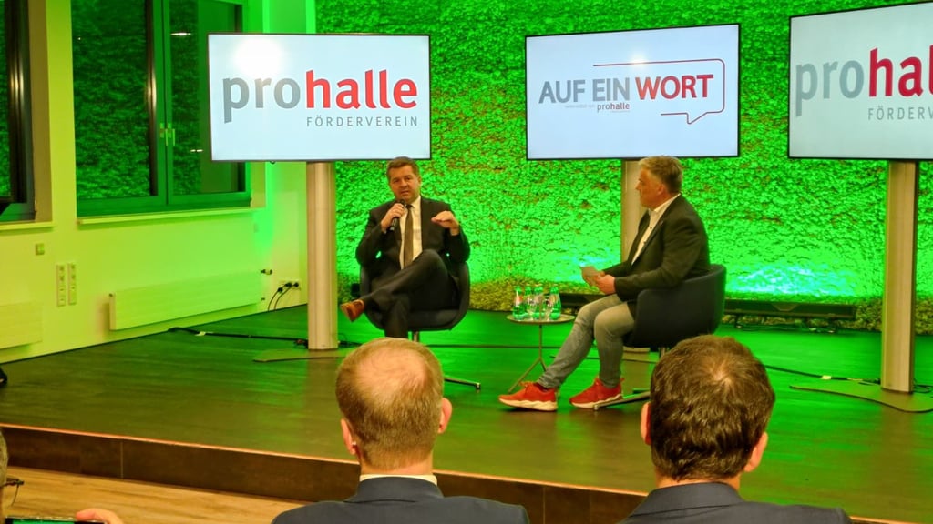Wirtschaftsminister Sven Schulze (CDU) bei "Auf ein Wort" - der Gesprächsveranstaltung des Fördervereins Pro Halle.