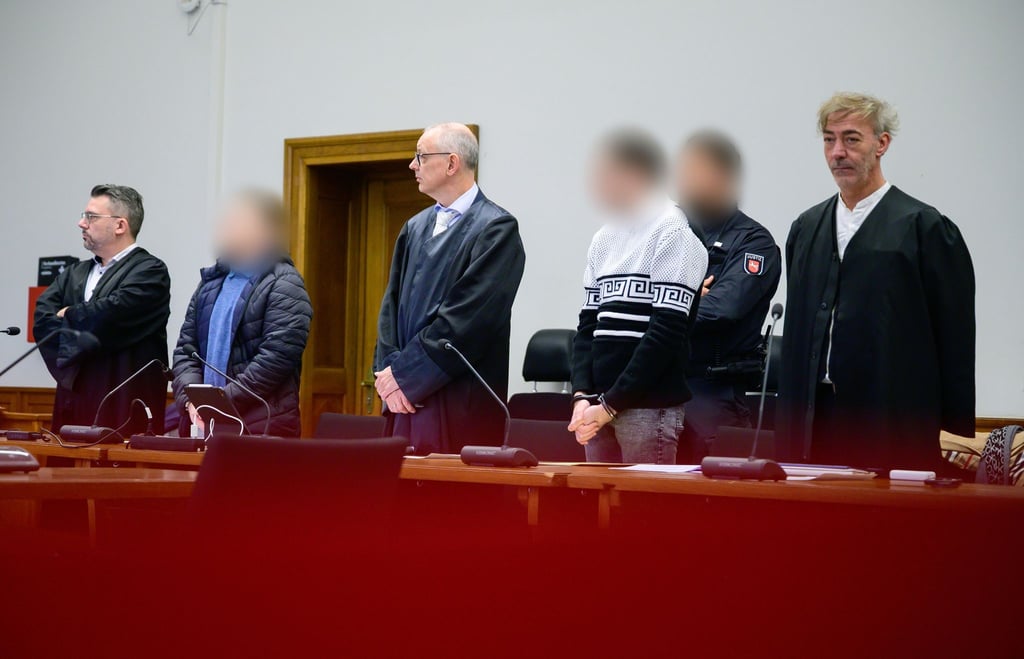 Auftakt im Prozess wegen versuchten Mordes. Die Angeklagten sollen Gegenstände von Brücken geworfen haben.