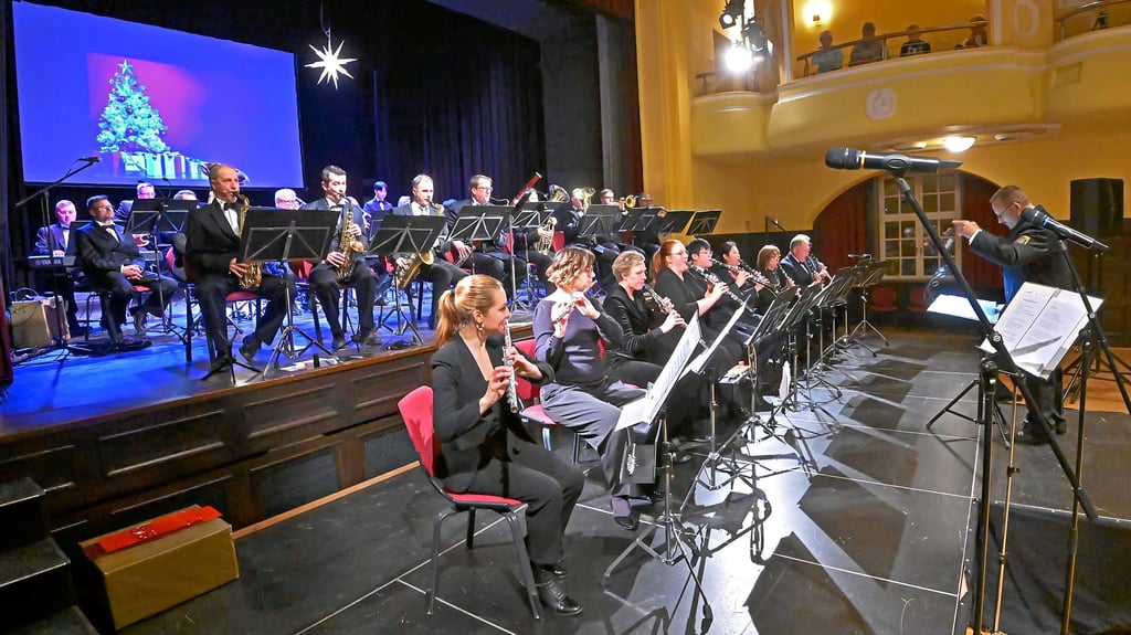 Das Landespolizeiorchester und die Soulband haben ihr alljährliches Konzert im Ascherslebener Bestehornhaus gespielt.