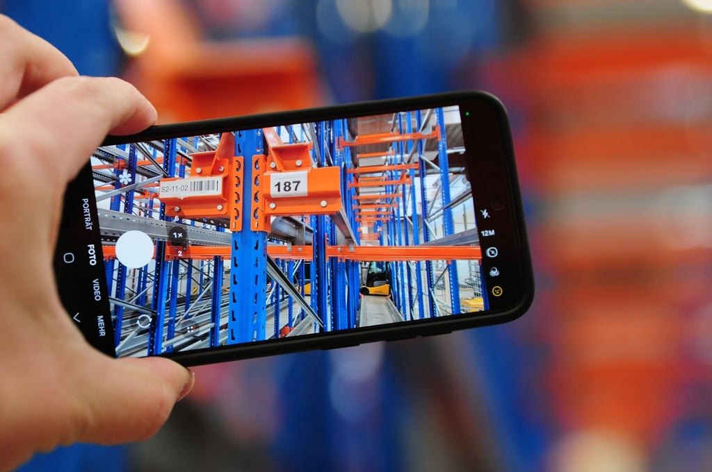 Vom Hochregal über Schreibtische, Zimmerpflanzen bis hin zur kompletten Produktionslinie für mehrere Millionen Euro: Das Inventar des insolventen Solarmodulherstellers Meyer Burger kommt unter den Hammer.