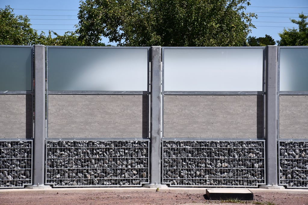 An einer neuen Straßenbahnstrecke in Magdeburg wurde an manchen Grundstücken bereits ein Sichtschutz errichtet. Zwei Eigentümer fordern diesen nun auch nachträglich.