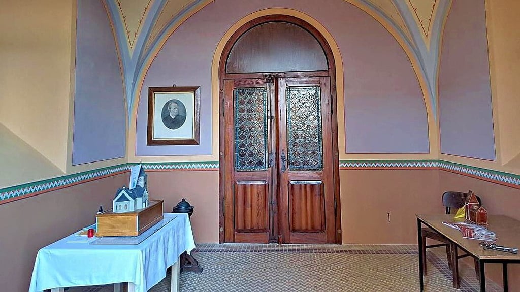 Der Vorraum der Kirche sieht nach der Erneuerung nicht mehr unansehnlich aus wie bisher. 