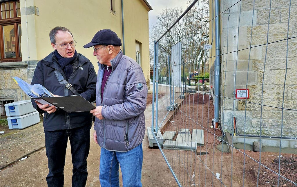 Architekt Michael Zimmer (li.) und Herbert Dölle von der Stiftung Hospital St. Jakob informieren sich über den Baufortschritt am Wolfgangstift.
