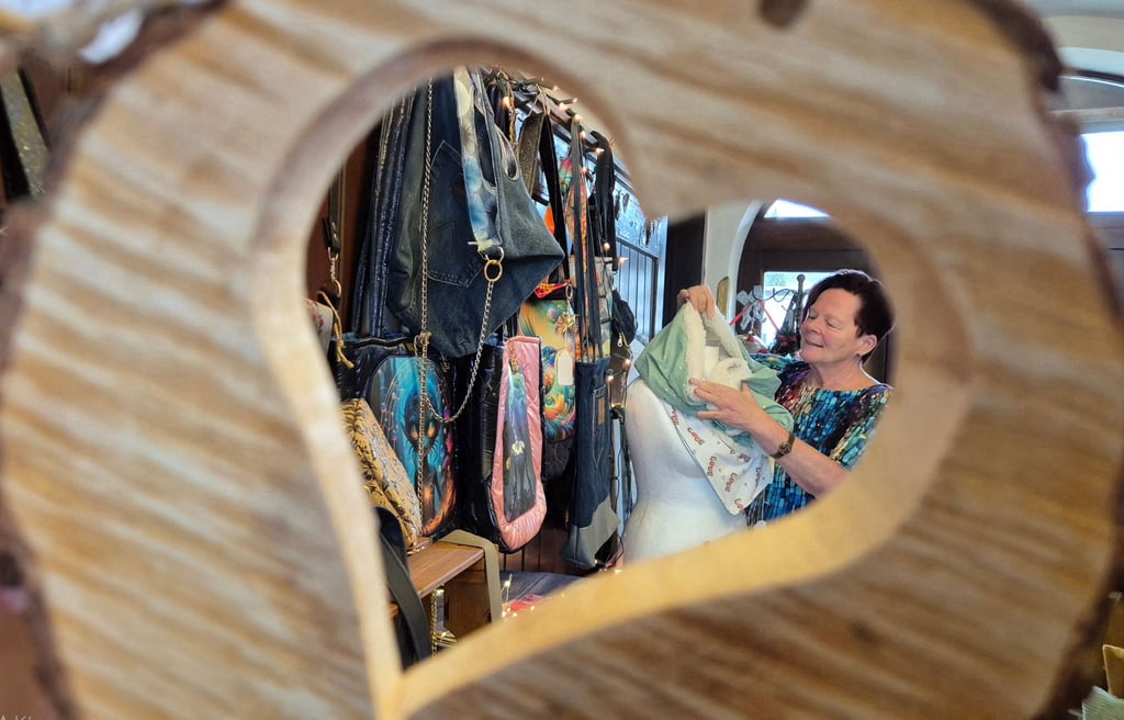 In Elke Stammbergers Schöne-Dinge-Lädchen geht es wieder vorweihnachtlich zu.