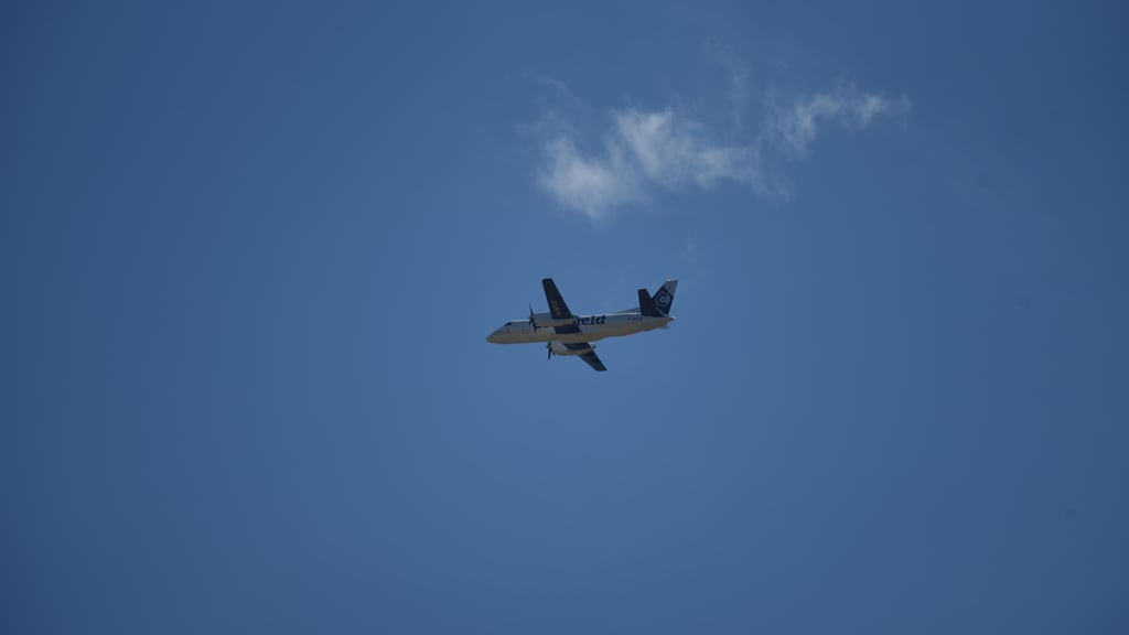 Eine Maschine vom Typ Saab 340B über dem DLR-Flughafen Cochstedt. 