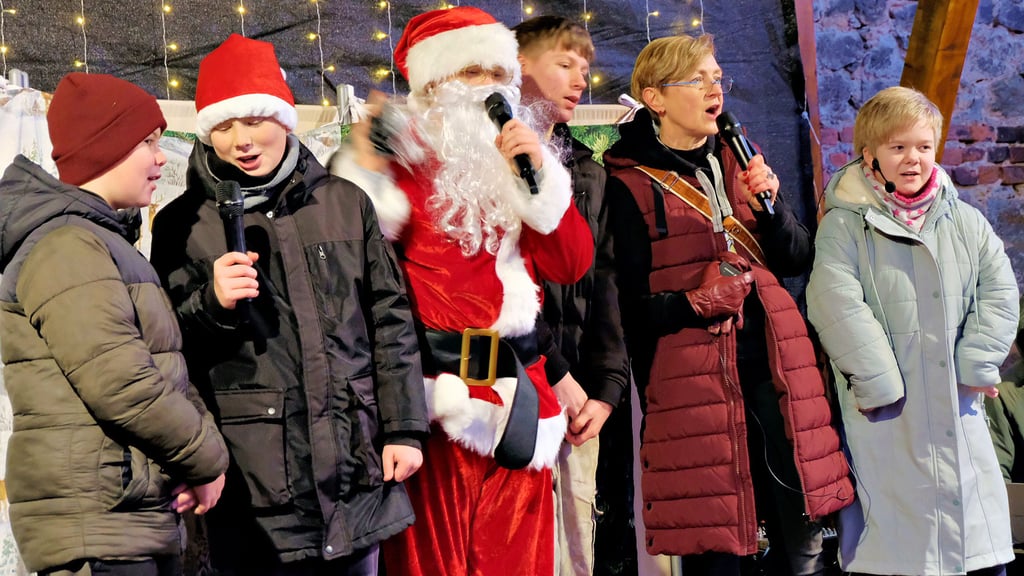 In diesem Jahr hat sich der Weihnachtsmann wieder zu einem Besuch auf dem Weihnachtsmarkt in  Elster angekündigt.