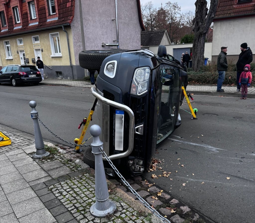 Ein Auto ist nach einem Unfall in Leuna auf die Seite gekippt.