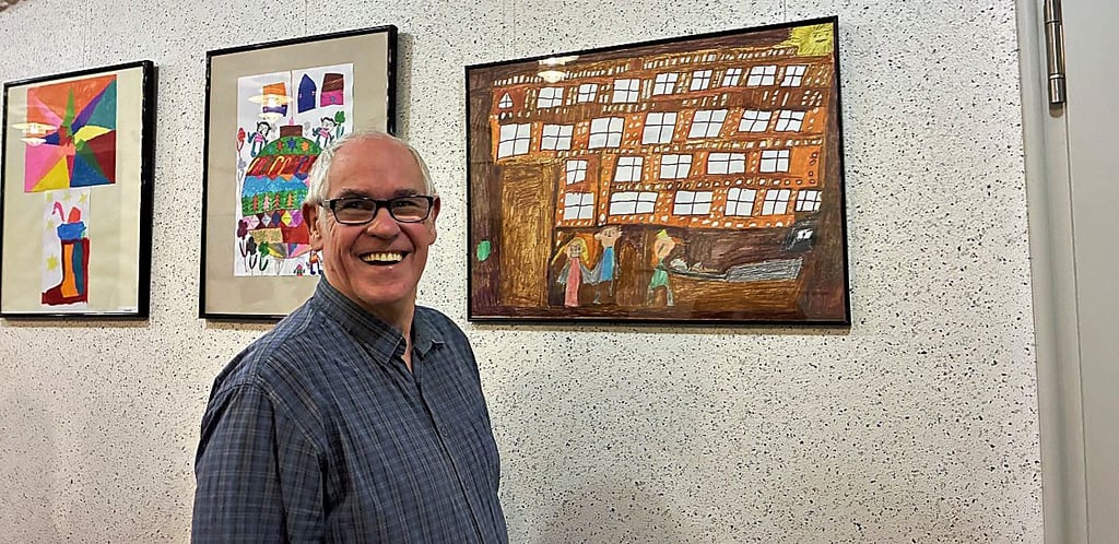 Jens Borkenhagen hat Freude am Detail seines Bildes in der Musikschule in Stendal: Viele Fenster lassen nicht nur das Lebkuchenhaus leuchten.