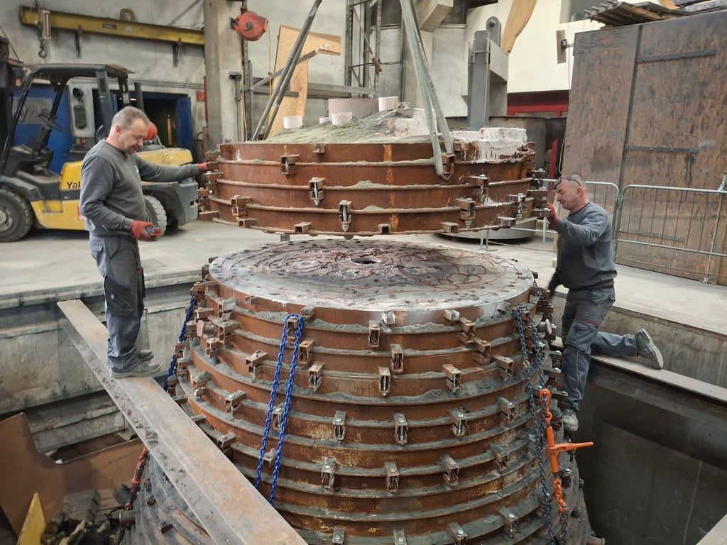 Die finalen Arbeitsschritte zum Guss von Magdeburgs größter neuer Domglocke. Hier das Aufsetzen der Eingusswanne auf die Glockenform.