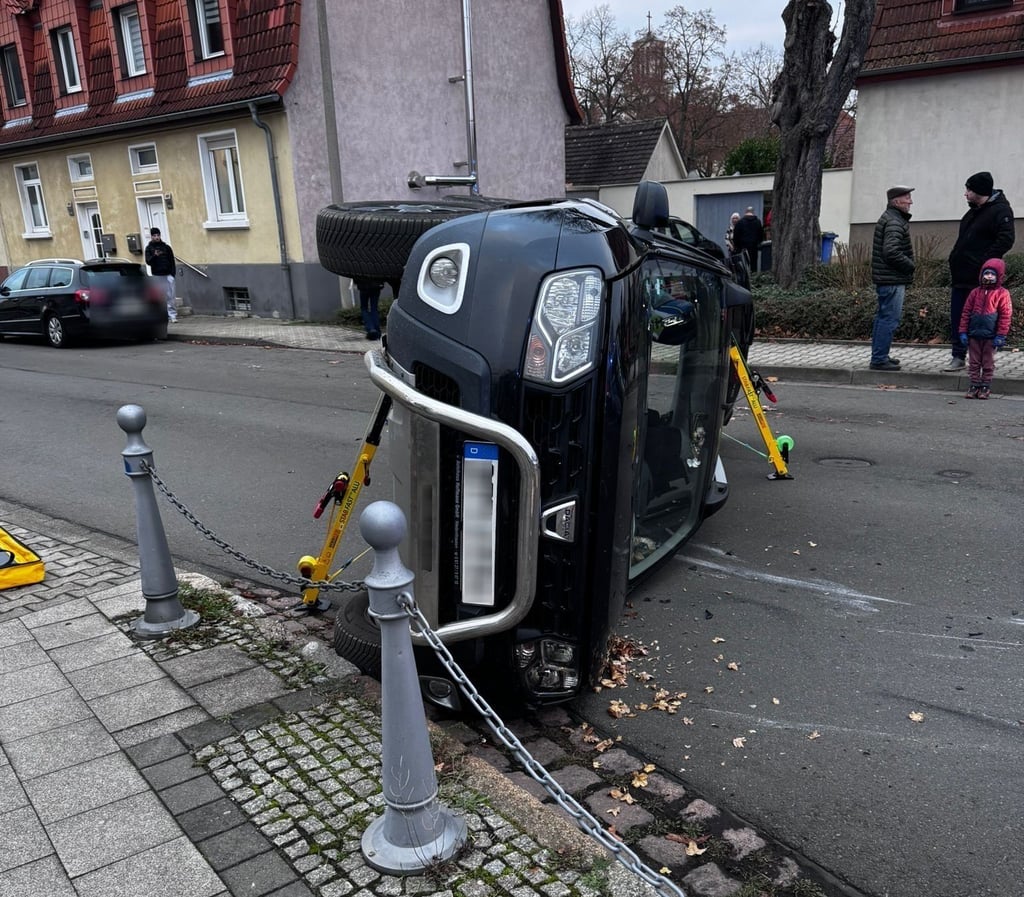 Ein Auto ist nach einem Unfall in Leuna auf die Seite gekippt.